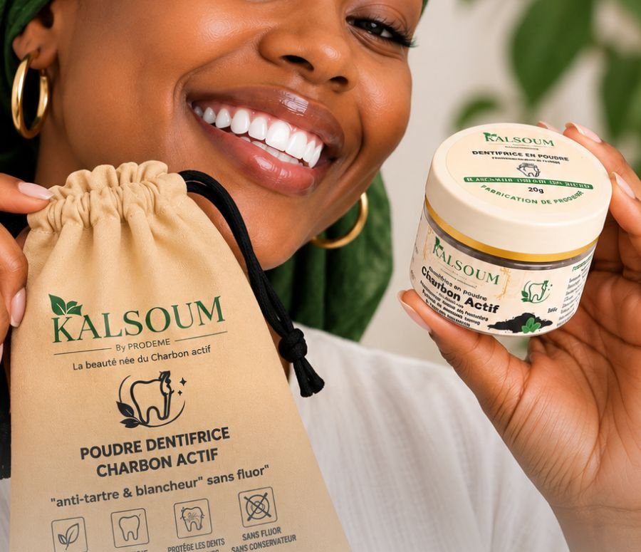 Femme souriante tenant la pochette et le pot KALSOUM